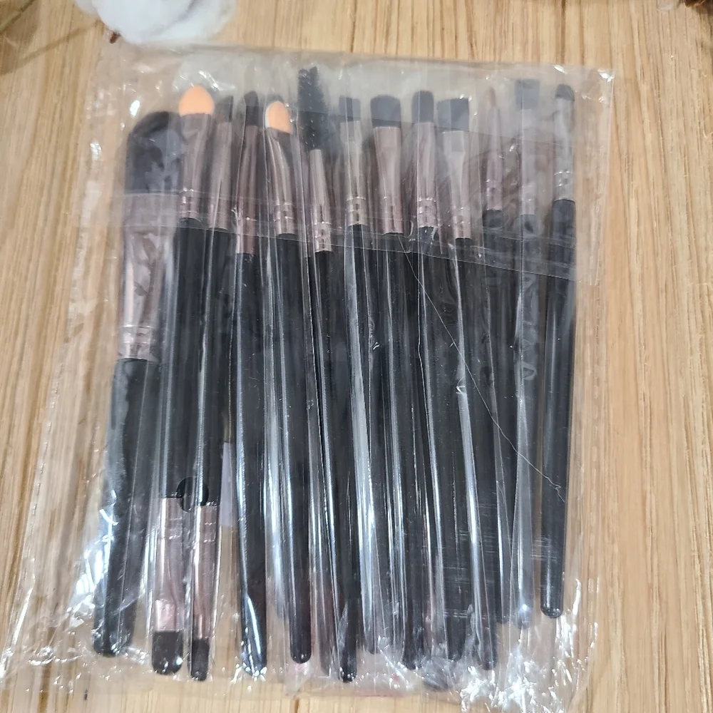 🎊🎊HOST PICK!! 🎊🎊NEW🎊🎊20 PC ROSE GOLD AND BLACK Face Makeup Brush Set